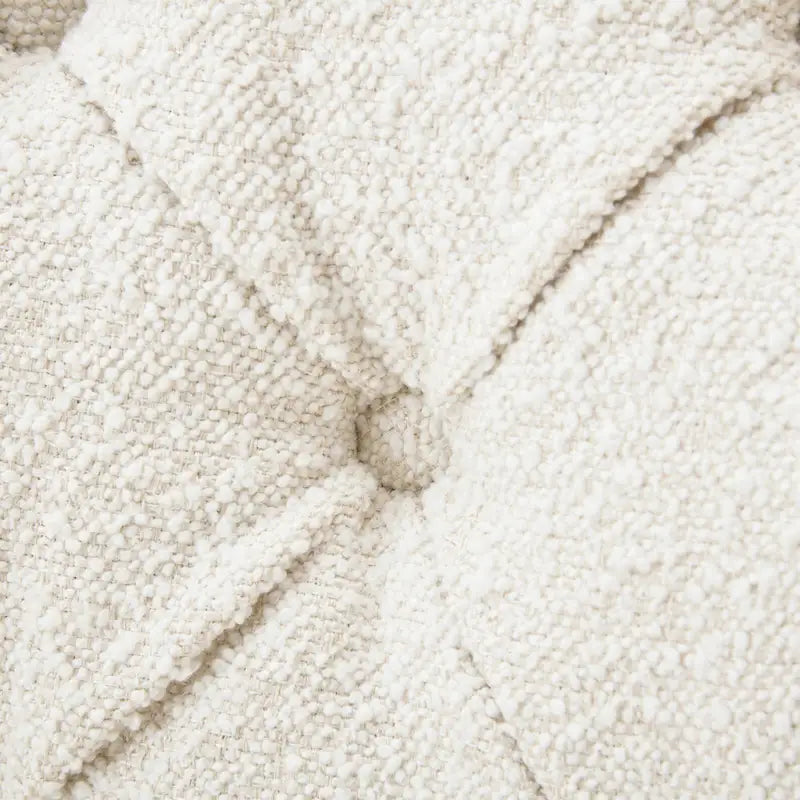 Clubsessel Almond Boucle mit Nagelbesatz