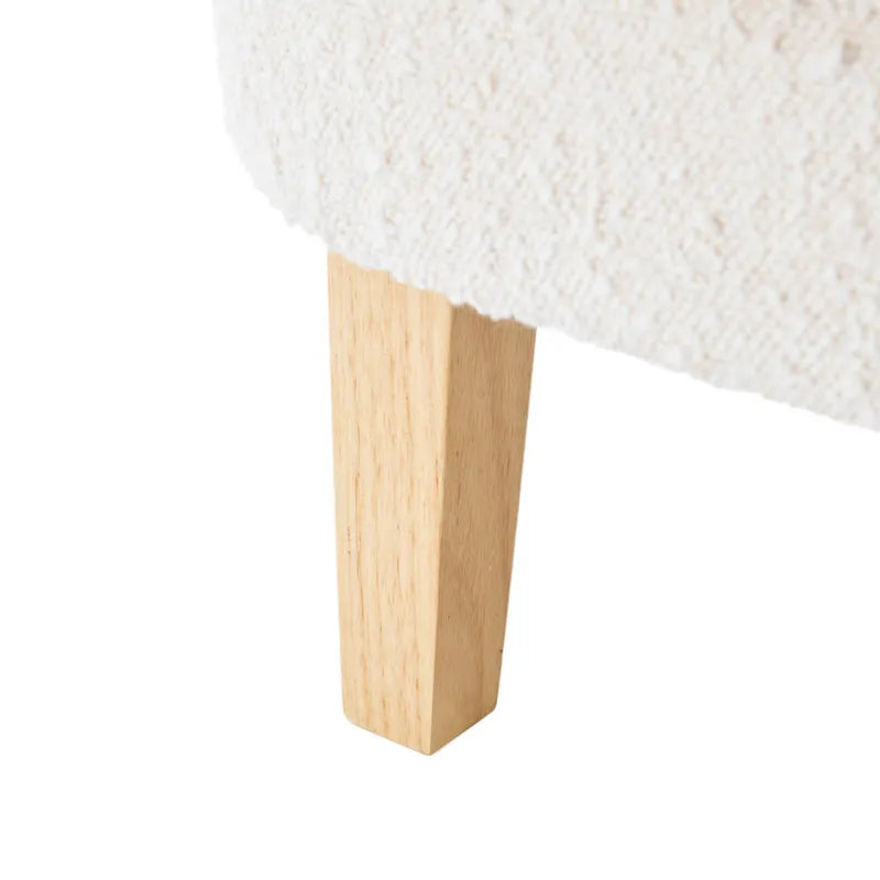 Clubsessel Almond Boucle mit Nagelbesatz